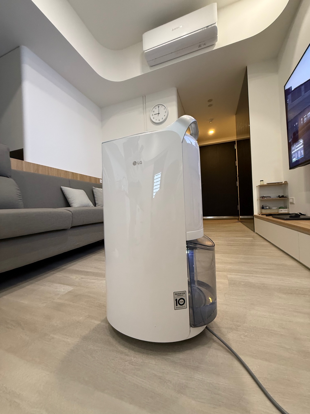 【家電開箱】LG 除濕機實測開箱｜好看．好推．好倒．雖然有點大聲