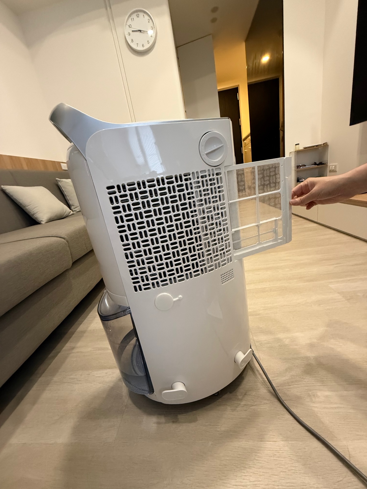 【家電開箱】LG 除濕機實測開箱｜好看．好推．好倒．雖然有點大聲